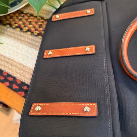 Dooney and Bourke authentic black and tan handbag - Picture 5 of 7